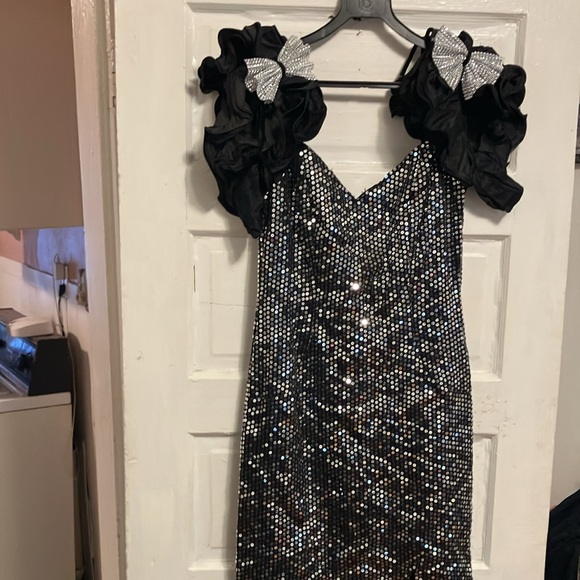 Gorgeous n like new !!  Nadine black n silver , straight siren like dress with - Picture 10 of 11